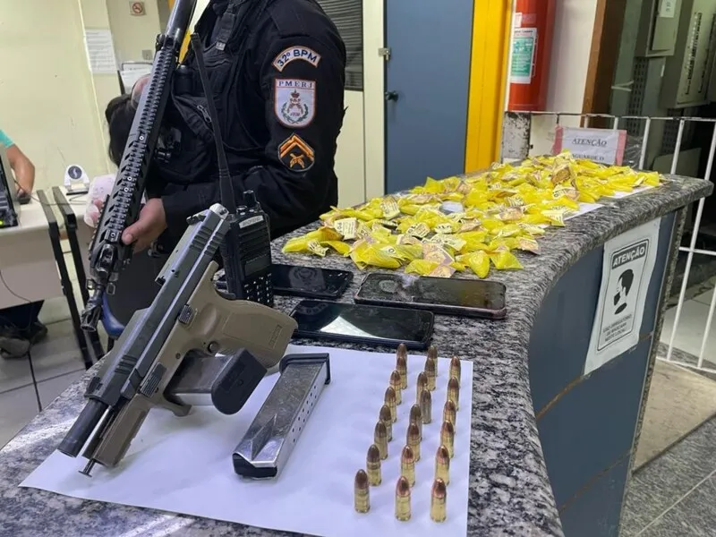 Drogas, radiotransmissor, arma e celulares foram apreendidos