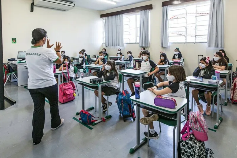 Maior parte ainda está no sistema híbrido, que mescla aulas presenciais com ensino remoto