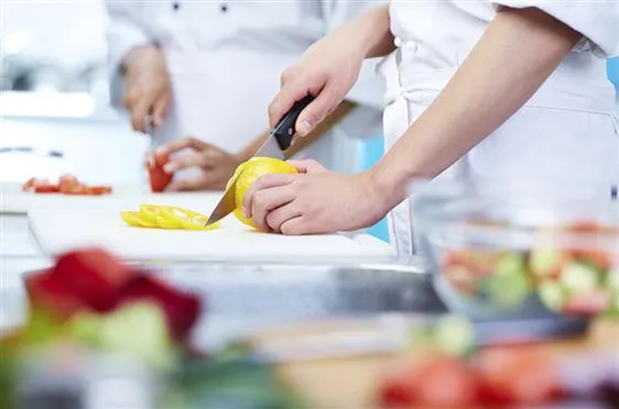 Cargo de auxiliar de cozinha está entre as vagas