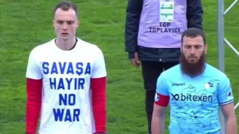 Capitão Aykut Demir não usou a camisa contra a guerra na Ucrânia