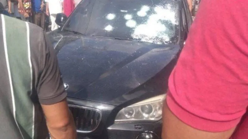 Imagem mostra carro fuzilado em Caxias