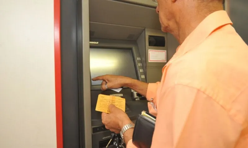 Beneficiário deve ir à agência bancária onde recebe o benefício