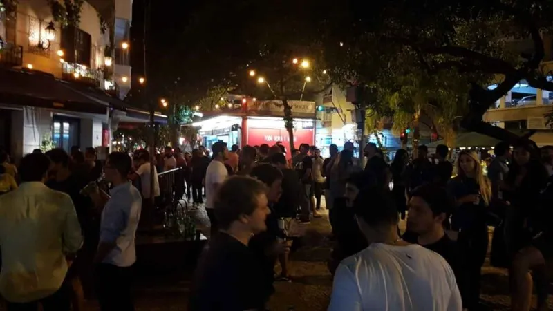 Permitida 50% da capacidade de lotação em bares, restaurantes e afins
