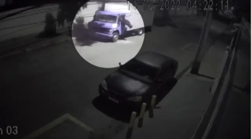 Vítima tenta escapar pela janela do caminhão