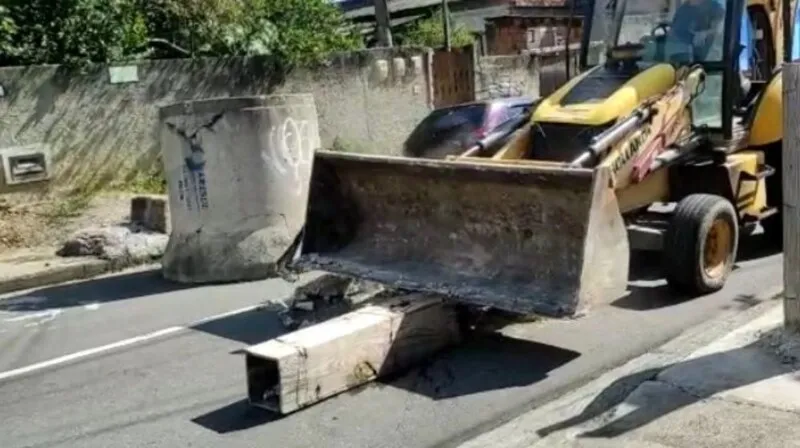 Retroescavadeira foi utilizada na ação