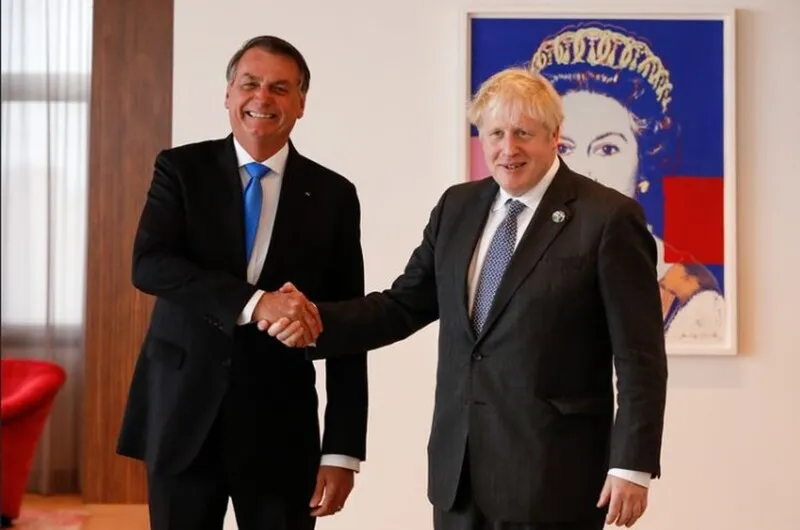 Bolsonaro e Boris Johnson em um encontro nesta segunda-feira (20)