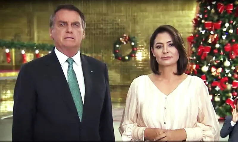Eles estava ao lado da primeira-dama Michelle Bolsonaro