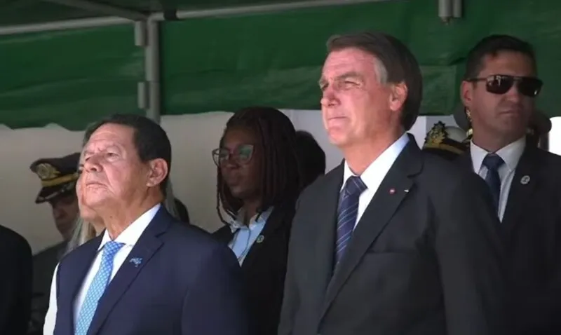 Na cerimônia também estavam presentes, o vice-presidente Hamilton Mourão, o ministro da Defesa, Walter Braga Netto e os comandantes das três Forças, além de generais.