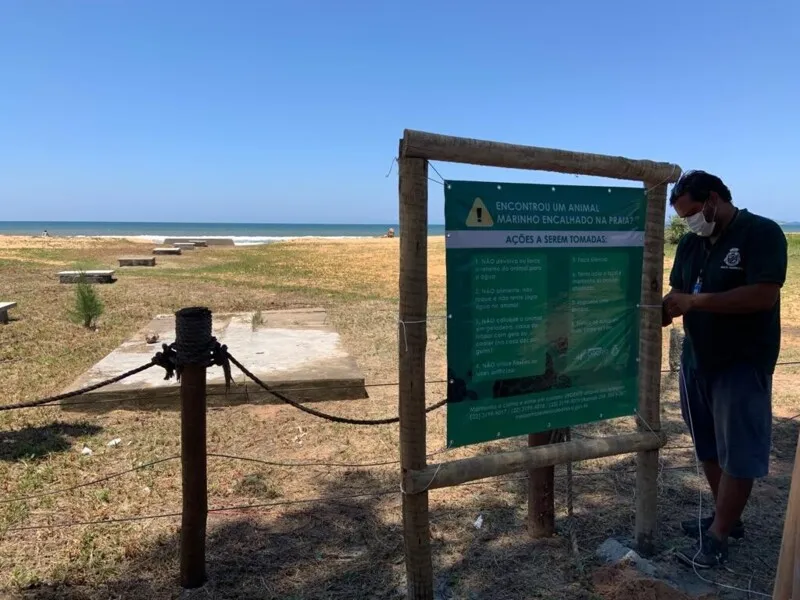 Como parte da campanha ‘Na praia, bom é o som do mar’, placas orientam banhistas no Pontal de Santo Antônio