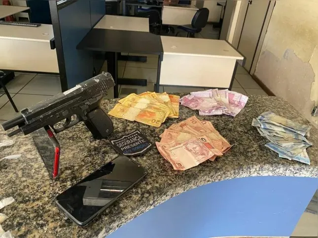 Arma falsa e dinheiro foram apreendidos pela PM