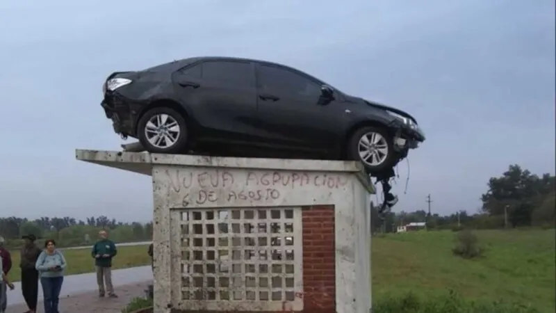 O automóvel ainda colidiu com uma mureta