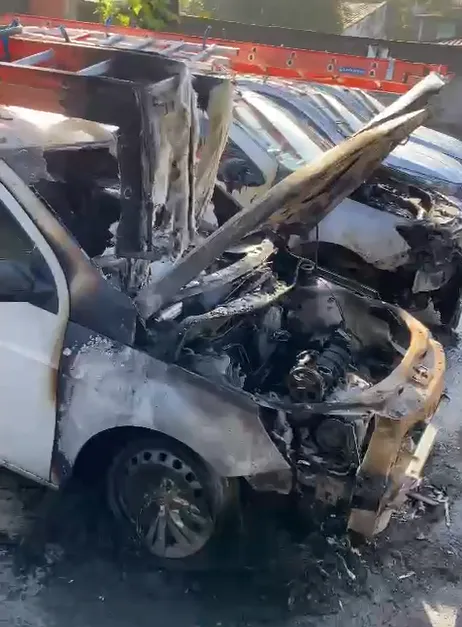 Pelo menos sete carros foram destruídos