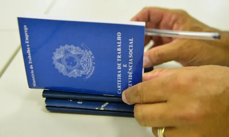 Para a vaga, é necessário ter o ensino médio completo, experiência com atendimento ao público 