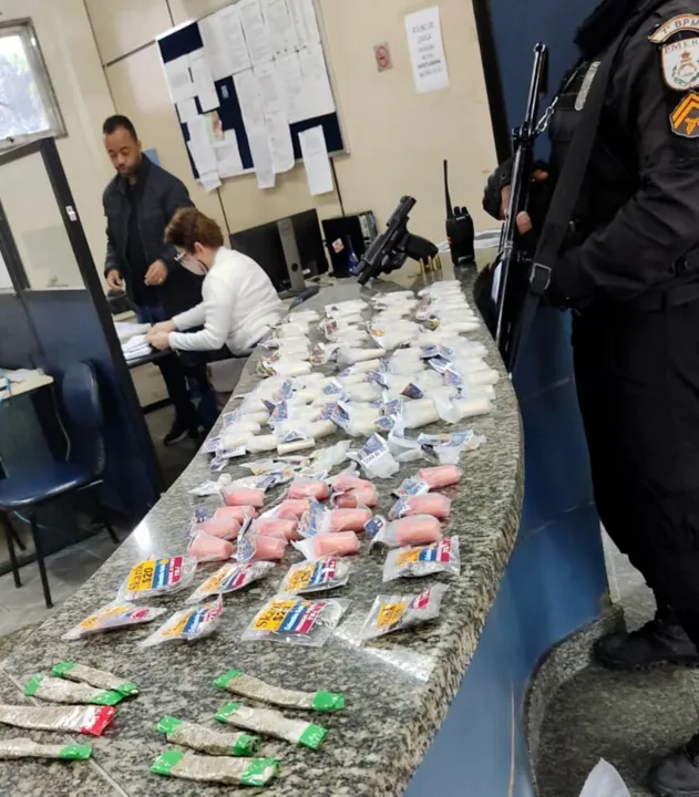 Drogas, armas e outros objetos apreendidos