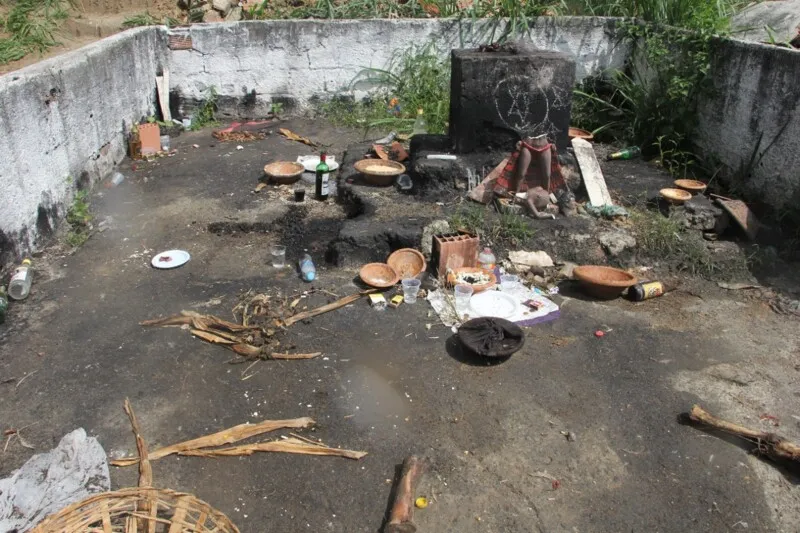 Funcionários do cemitério, no entanto, dizem que o monumento caiu devido ao tempo que foi instalado