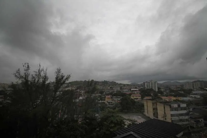 Niterói está em estágio de Atenção, desde às 15h, por conta da forte chuva que atingiu a cidade