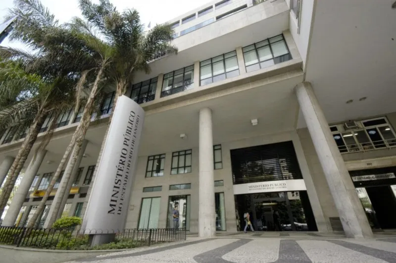 A condenação de Augusto Cesar ocorreu pela reiterada ausência de respostas aos ofícios ministeriais 
