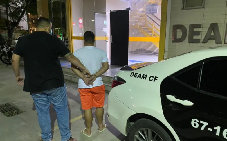 Segundo a delegada, o homem divulgou fotos íntimas da ex para o filho e sobrinho