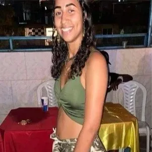 Débora Adelino de 20 anos