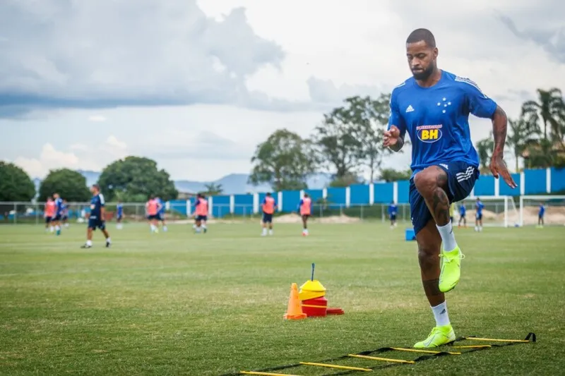 Jogador de 33 anos está sem clube, mas problema físico é empecilho para contratação