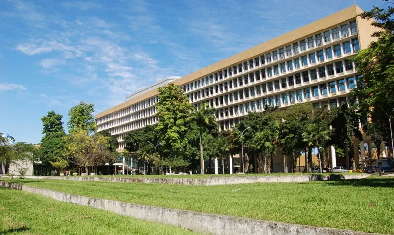 As aulas presenciais na UFRJ já haviam voltado em 2021 mas precisaram ser pausadas