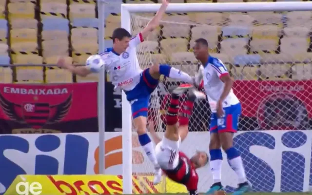 O árbitro mantém a penalidade mesmo após ver a ação no monitor