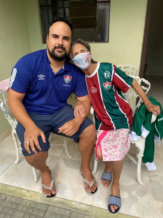 João Lucas, que gravou o vídeo, e Dona Iolanda