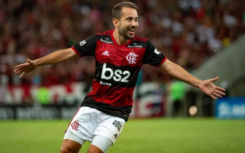 Everton Ribeiro está de volta depois de jogar pela seleção brasileira