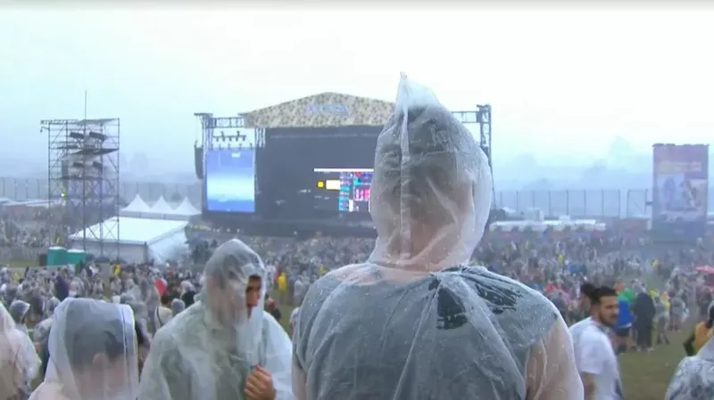 A chuva tirou a banda The Wombats dos palcos.