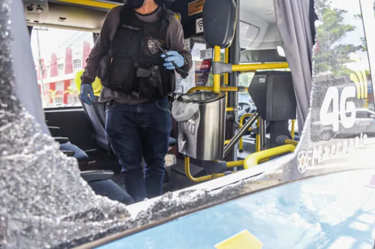Ônibus foi periciado na manhã desta sexta-feira