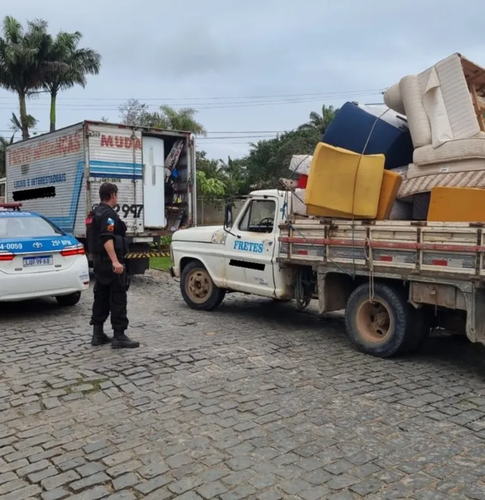 Os suspeitos tentaram usar caminhões para fugir com os materiais furtados