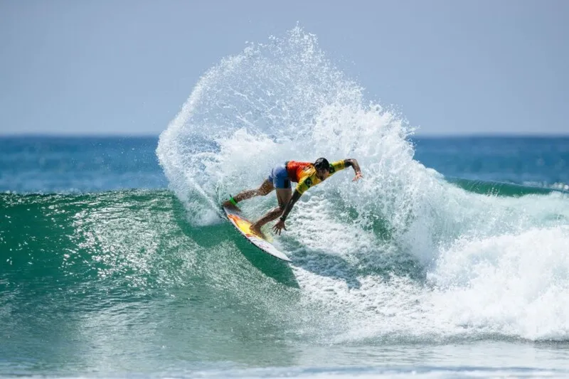 Nas quartas de final a brasileira Tatiana pega a australiana Stephanie Gilmore 