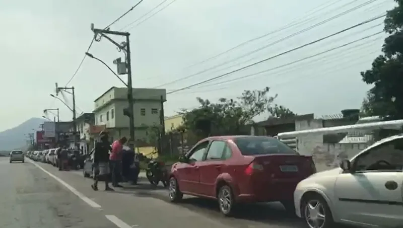 Longa fila foi registrada no acostamento da RJ-106