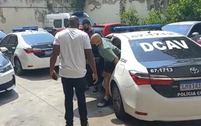 O homem também constrangia as vítimas