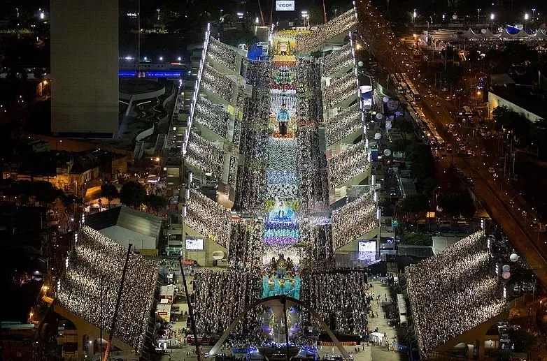 Prefeito do Rio, Eduardo Paes, acredita que o Carnaval 2022 acontecerá sem restrições