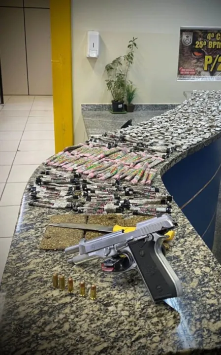 Tabletes e buchas de maconha foram apreendidos na ação