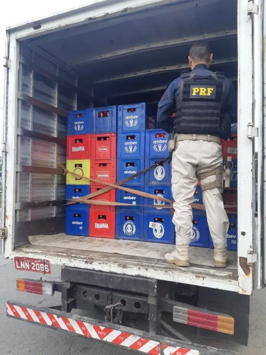Imagem ilustrativa da imagem PRF apreende carga de cerveja e prende homem por corrupção ativa na BR-101, em São Gonçalo