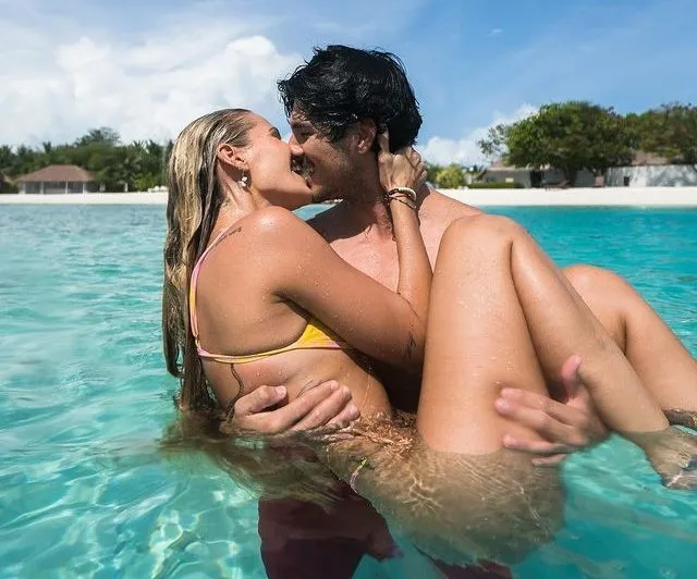 Relacionamento entre Medina e a modelo não é aprovado pela mãe do rapaz 