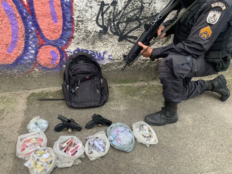 Drogas e pistolas foram apreendidas na ação
