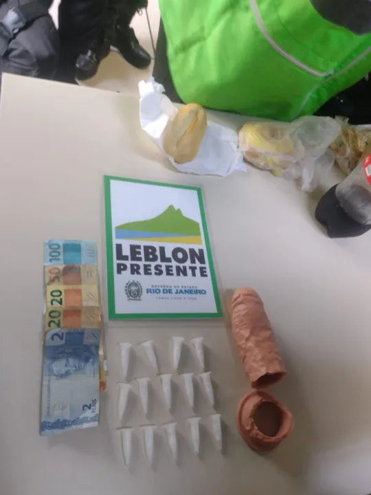 Drogas estavam escondidas dentro do objeto sexual