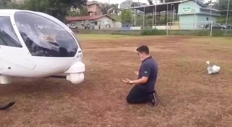 Piloto foi visto fazendo uma oração de agradecimento após o pouso