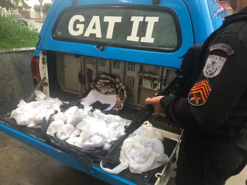 Drogas foram apreendidas durante abordagem policial em Araruama