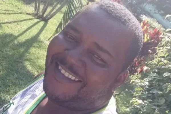 El foi "reconhecido" como criminoso por uma foto na delegacia