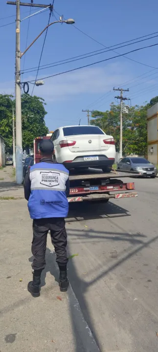 Policiais foram informados por transeuntes que havia um carro abandonado no local