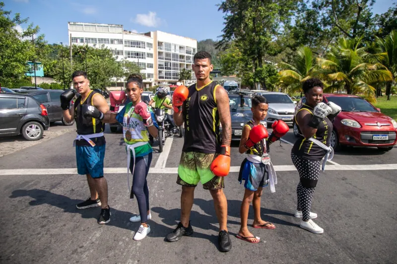 Willians e os alunos vão às ruas em busca de ajuda financeira para o projeto