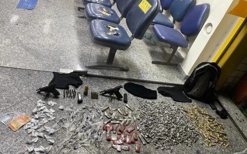 Drogas e armas foram apreendidas com o acusados