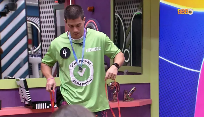 Depois de Arthur escolher as castigadas do monstro, teve briga na sala