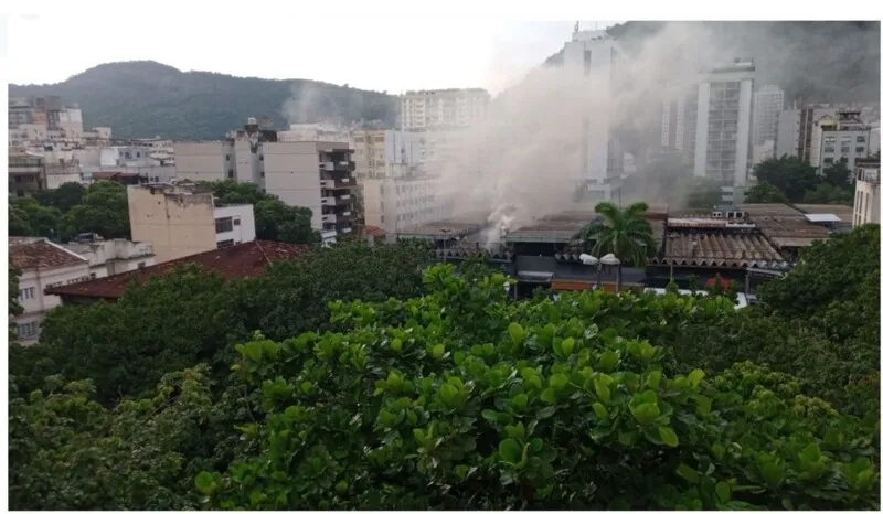 Incêndio atingiu o prédio na manhã deste sábado (15)