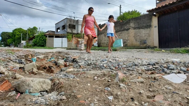 Moradores reclamam que, em dias de chuva, precisam passar por outra rua para chegar em casa