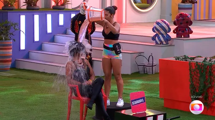 Maria bateu com balde na cabeça de Nathalia durante jogo da discórdia